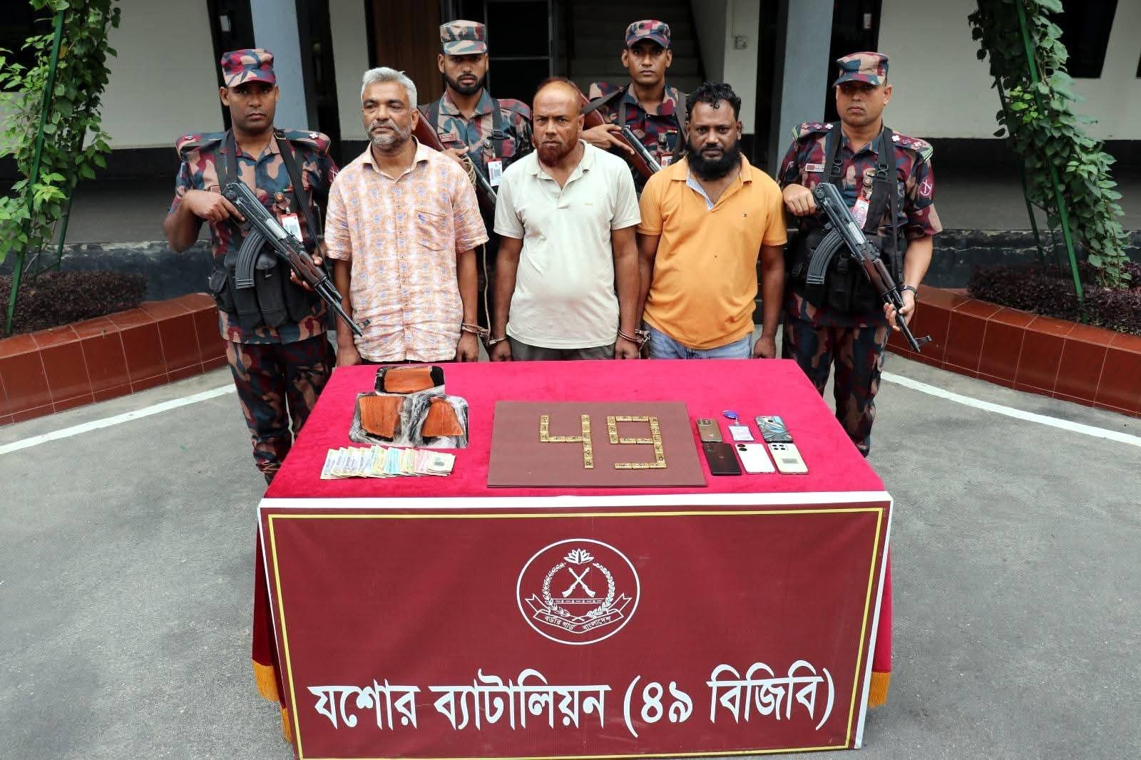 যশোরে সাড়ে ৬ কোটি টাকার স্বর্ণসহ ৩ পাচারকারী আটক